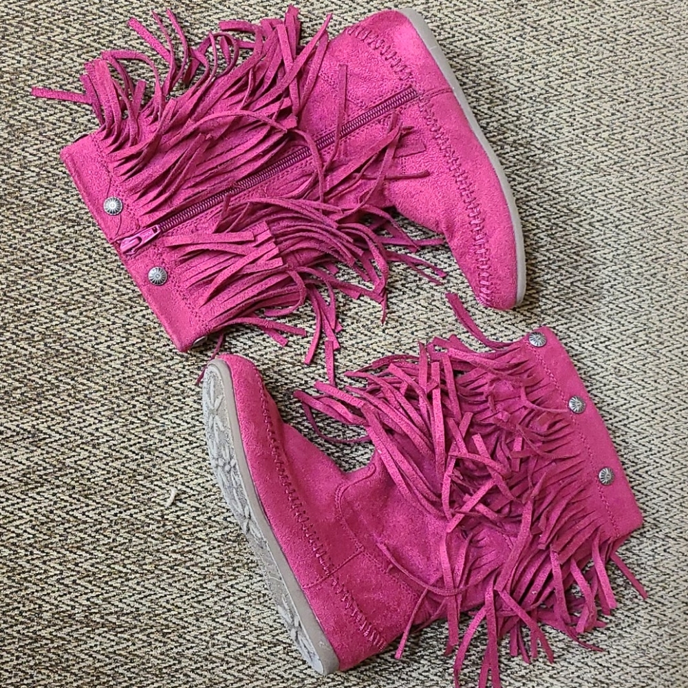 ( Sold out)Mudd Pink Fringe Moccasin Boots Girls 4